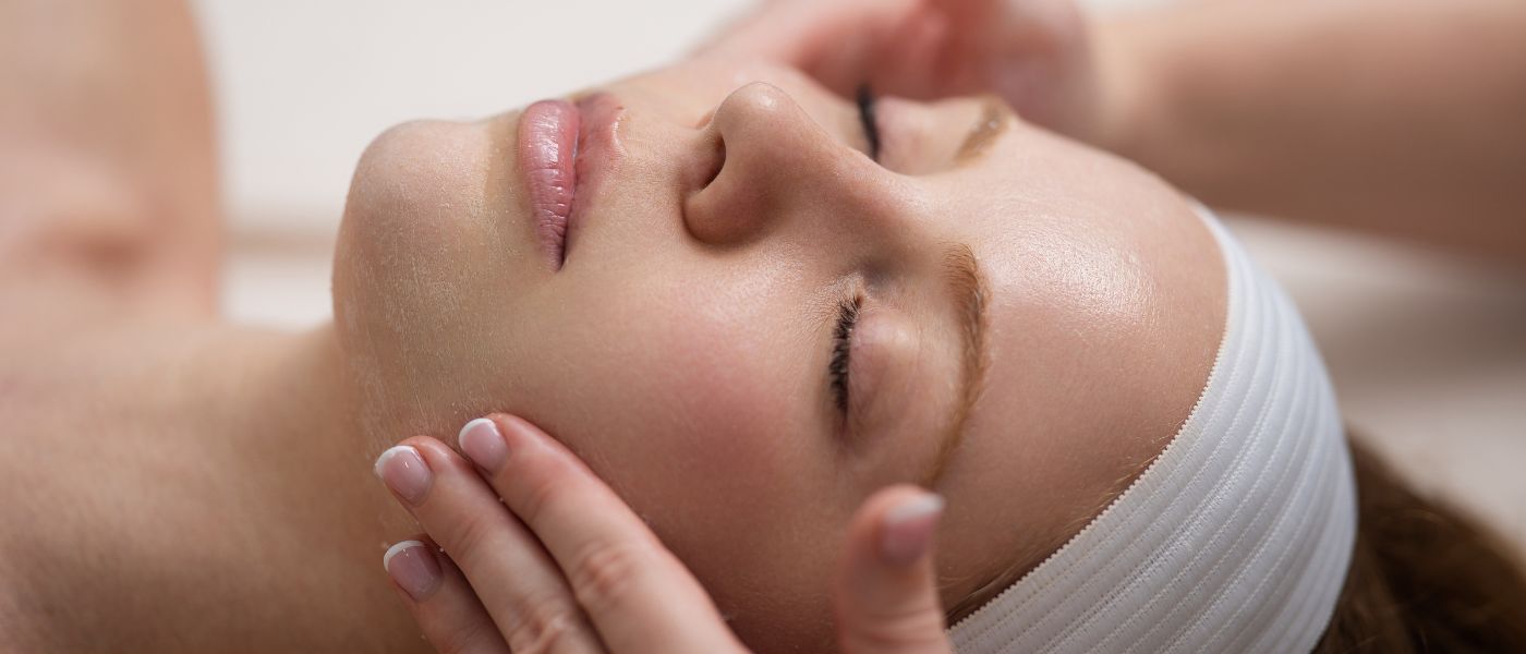 The Differences Between DiamondGlow® Facial vs Traditional Facial